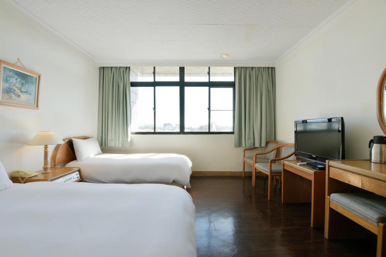 Back Home Hotel Chiayi Eksteriør billede