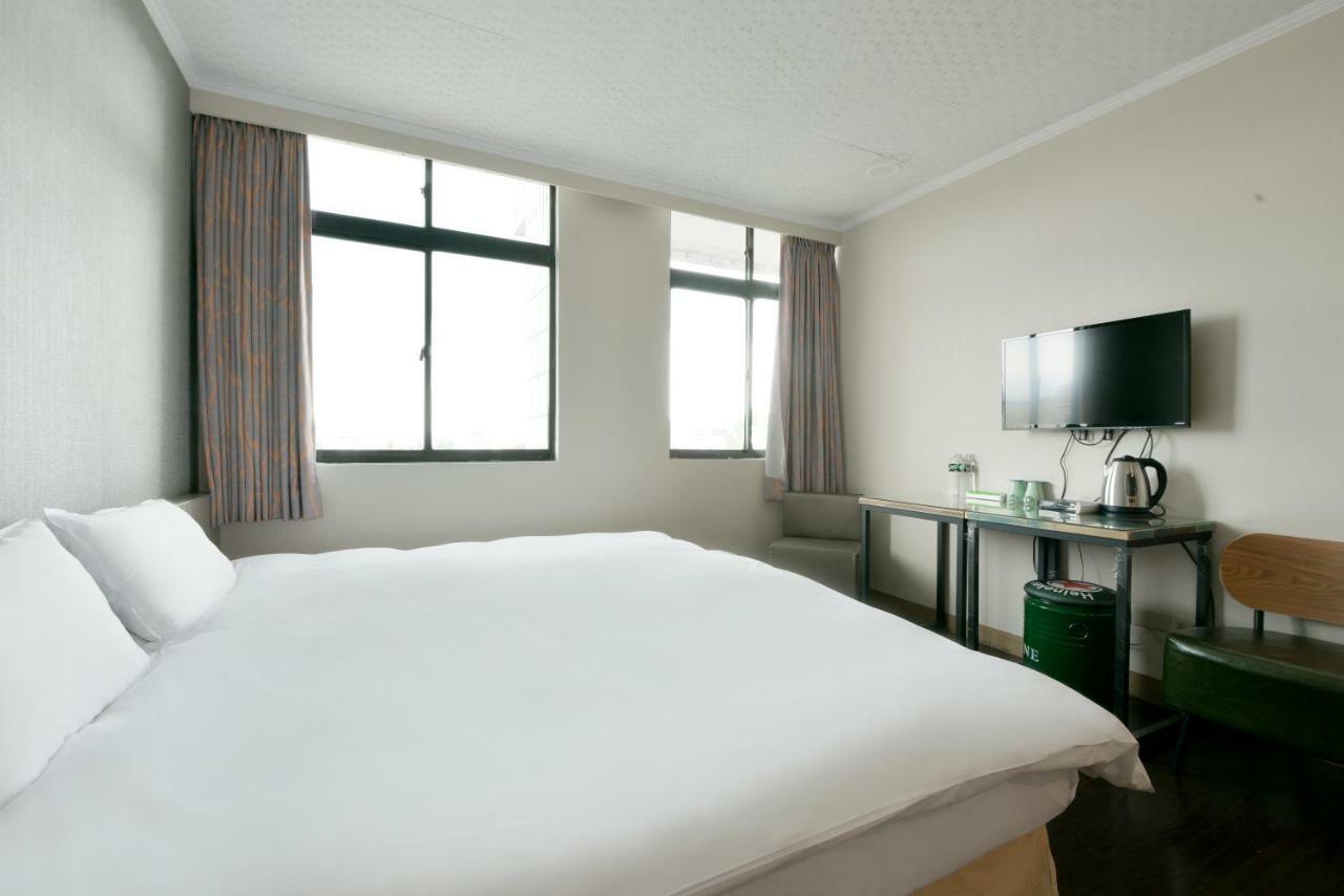Back Home Hotel Chiayi Eksteriør billede