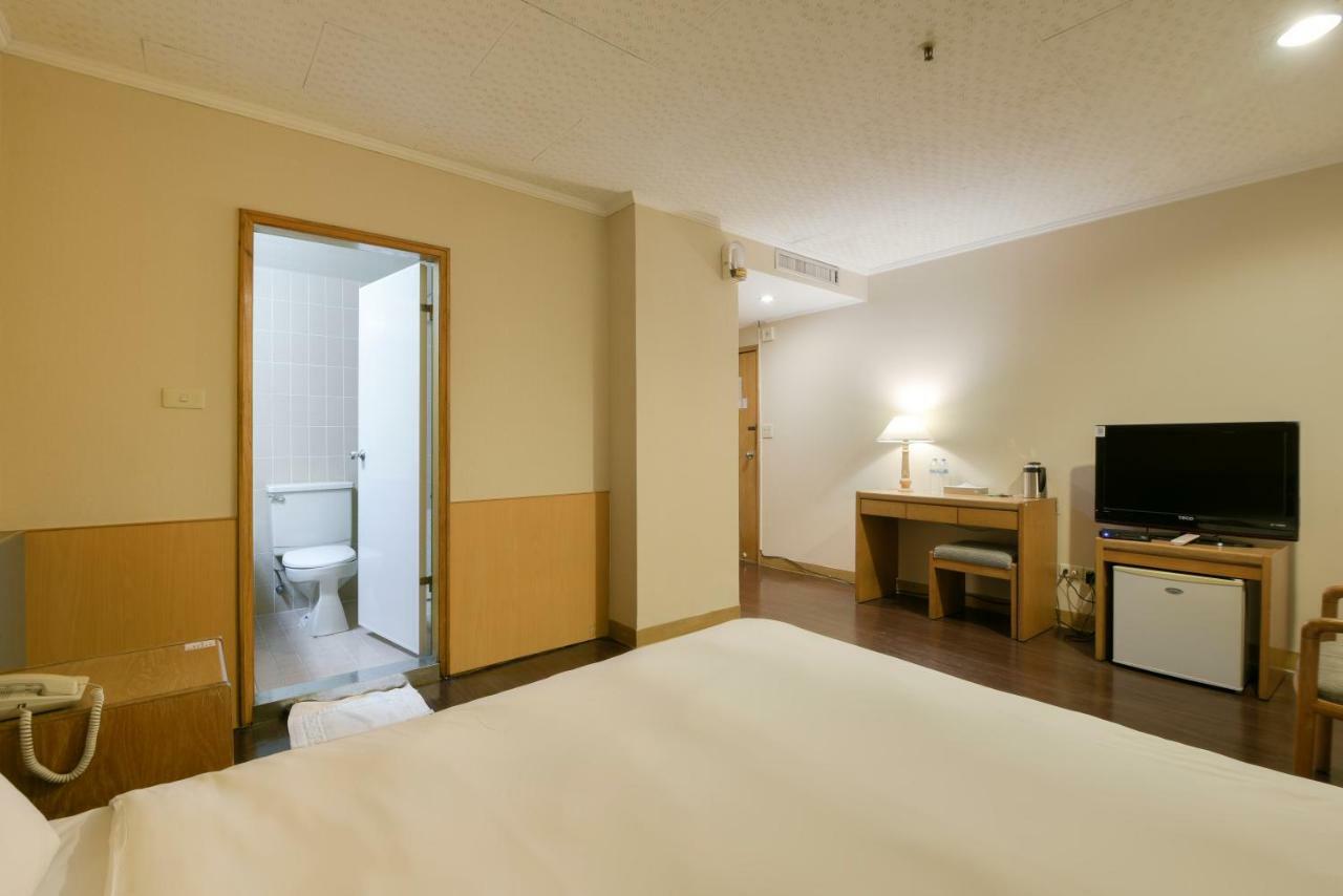 Back Home Hotel Chiayi Eksteriør billede